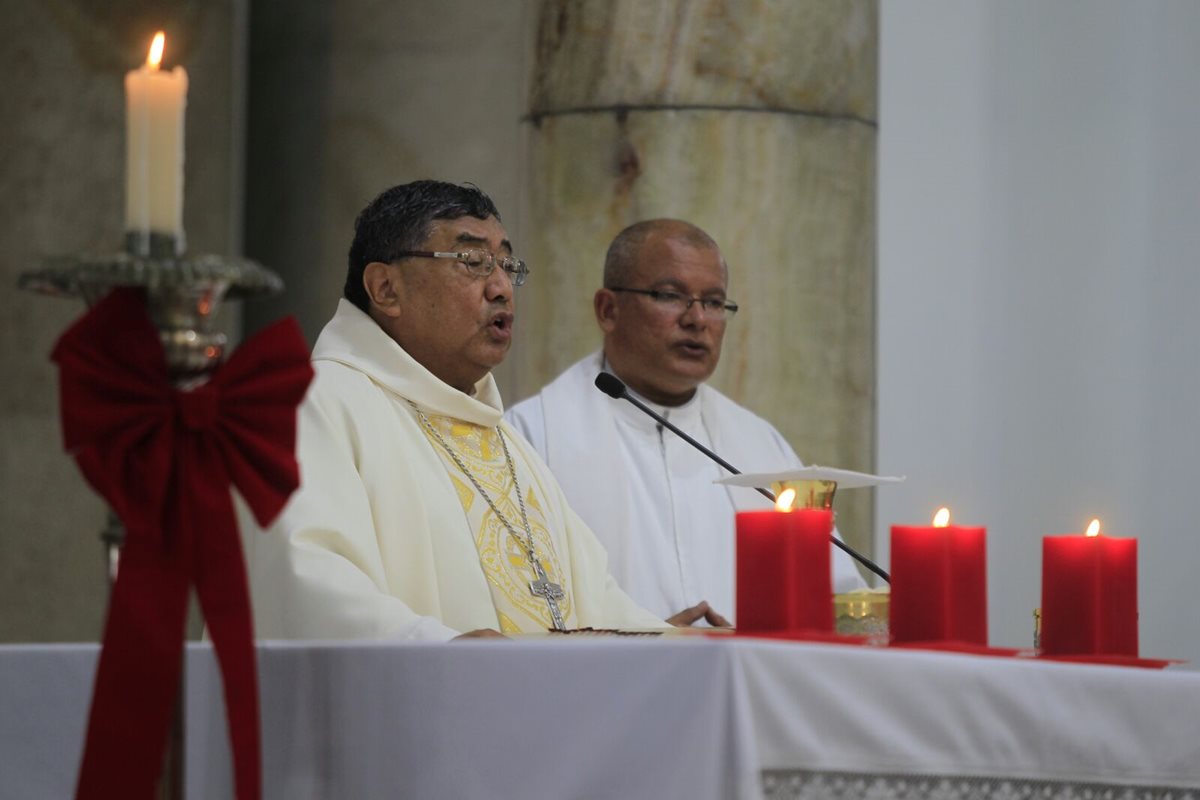 El Arzobispo ofició la misa de Natividad en la Catedral Metropolitana. (Foto Prensa Libre: Edwin Bercián)
