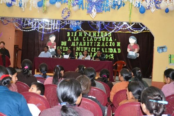 Delegados de Conalfa, de la Municipalidad y de la asociación Ceiba informan a participantes.