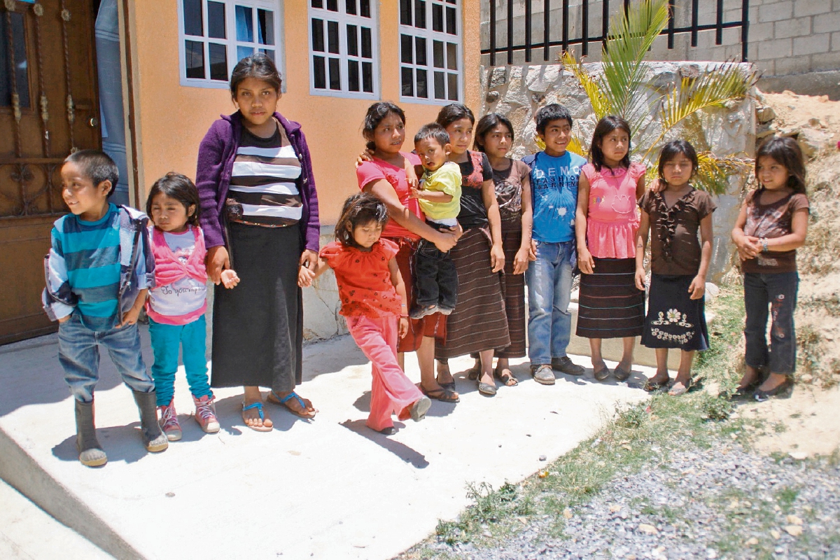 Los 12 hermanos Sales Godínez viven en extrema pobreza, situación que empeoró con la muerte de sus padres, hace dos años.