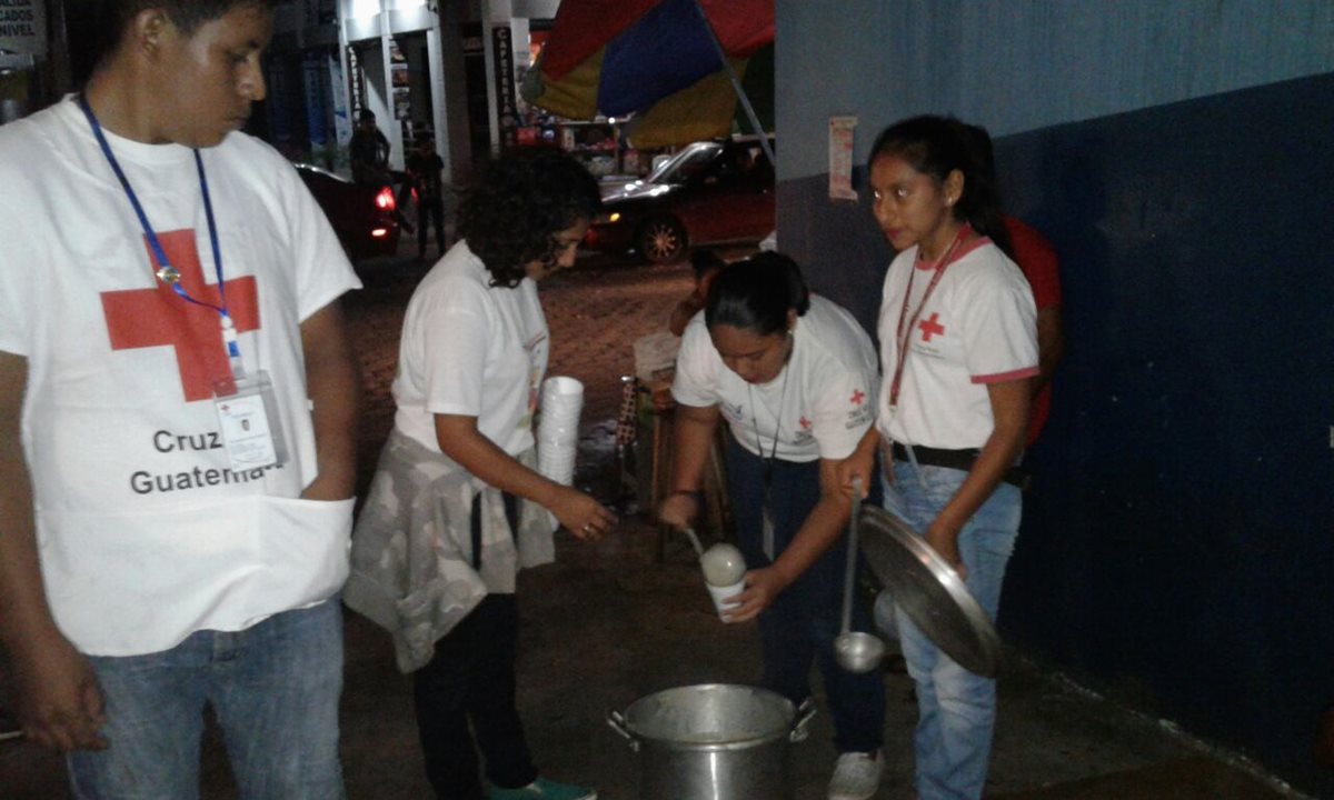 Jóvenes llevan atol y pan a varias personas en Coatepeque. (Foto Prensa Libre: Cortesía CRG)