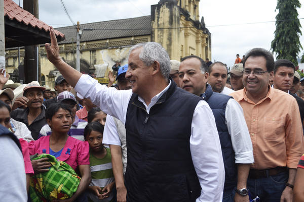 El presidente Otto Pérez, saluda a simpatizantes en Chiquimula. (Foto Prensa Libre: Edwin Paxtor)