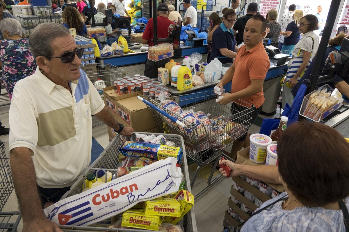 Ciudadanos de Miami compran provisiones ante la llegada del huracán Irma.(EFE).