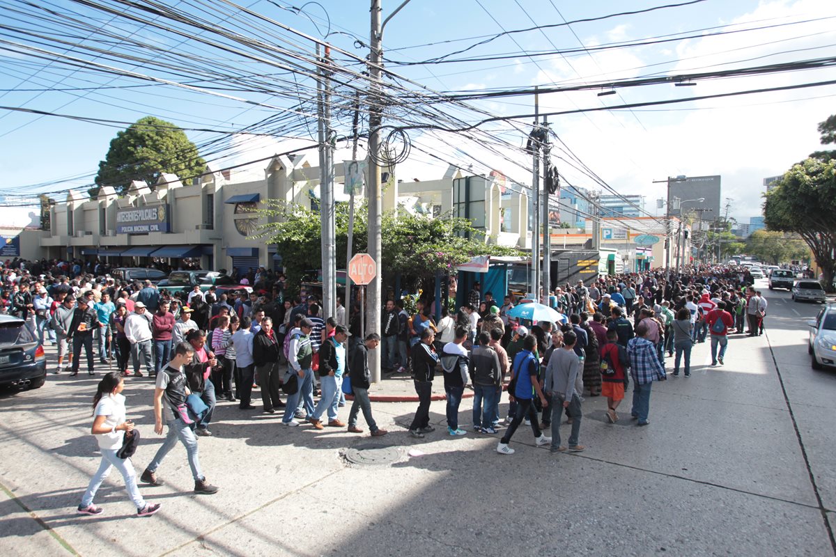 Cientos de personas esperan turno para poder tramitar sus antecedentes penales y policiacos en las oficinas de la zona 9. (Foto Prensa Libre: Hemeroteca PL)