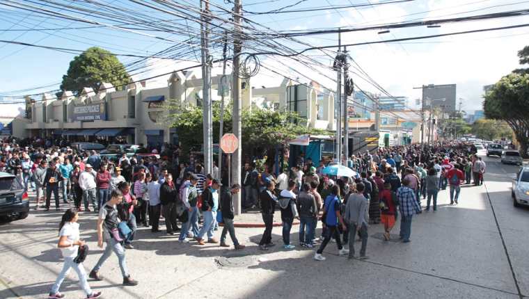 Cientos de personas esperan turno para poder tramitar sus antecedentes penales y policiacos en las oficinas de la zona 9. (Foto Prensa Libre: Hemeroteca PL)