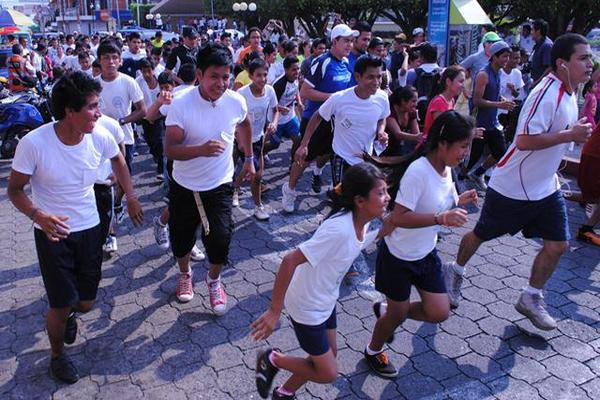 Participantes de la carrera atlética en pro del combate a la desnutrición infantil en Coatepeque, Quetzaltenango. (Foto Prensa Libre: Édgar Girón)<br _mce_bogus="1"/>