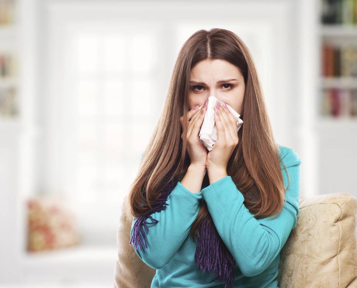 El resfriado común y la influenza tienen síntomas similares, pero los de la última afección son más fuertes.