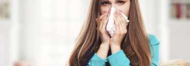 El resfriado común y la influenza tienen síntomas similares, pero los de la última afección son más fuertes.