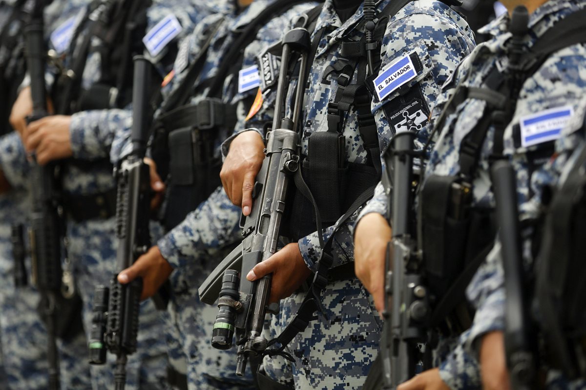 Agentes de la Fuerza Especializada de Reacción de la Policía Nacional Civil de El Salvador, país agobiado por las violentas pandillas. (Foto Prensa Libre: EFE).
