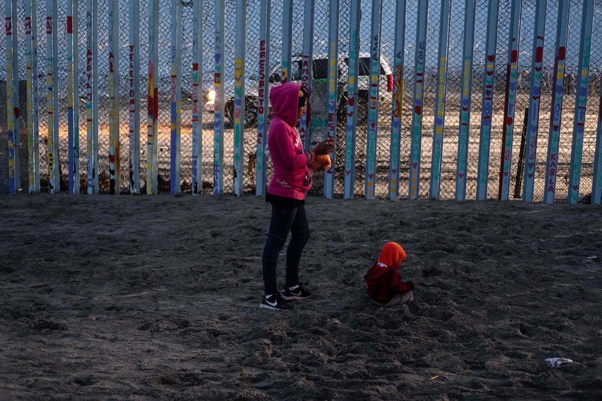 Una niña guatemalteca, cerca del muro entre México y Estados Unidos. (Foto Prensa Libre: AFP)