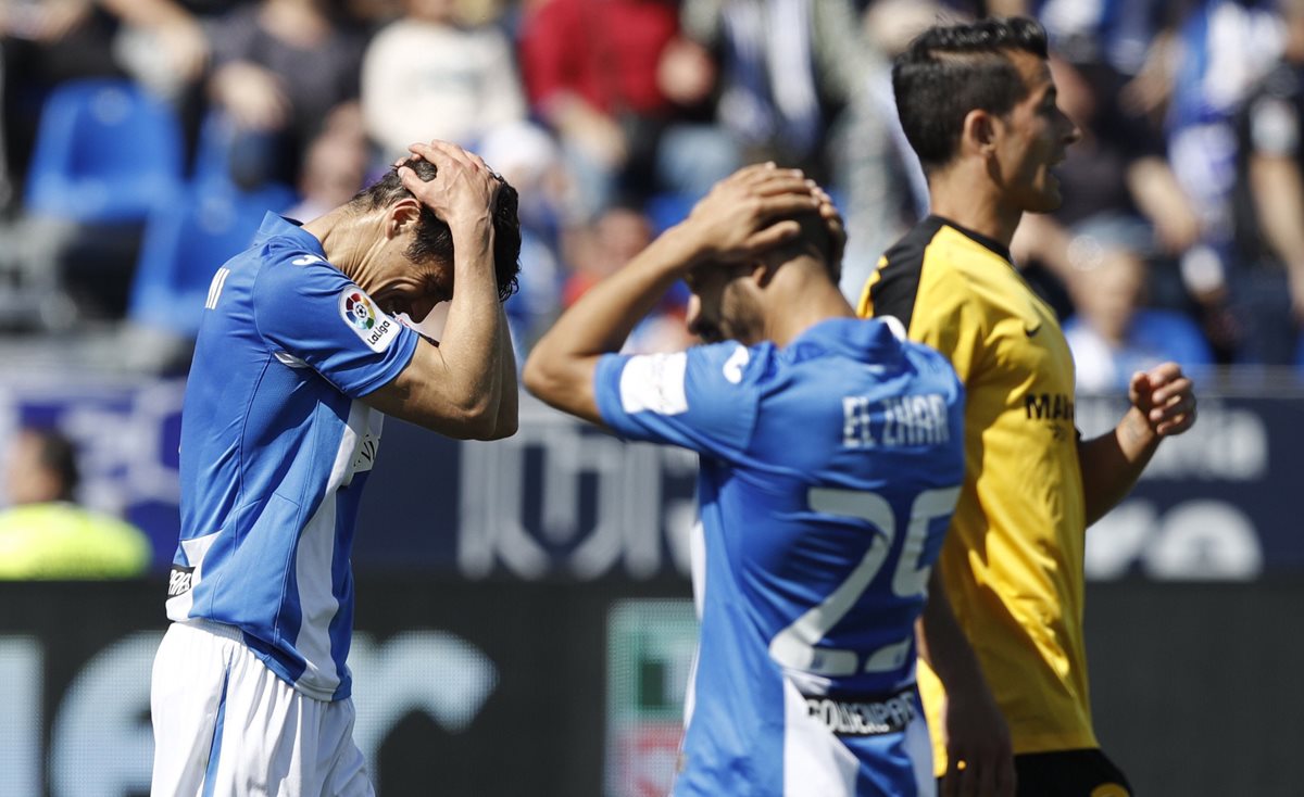 Los jugadores del CD Leganés, el argentino Martín Mantovani (i) y marroquí El Zhar (c), se lamentan luego de una jugada frente al Málaga. (Foto Prensa Libre: EFE)