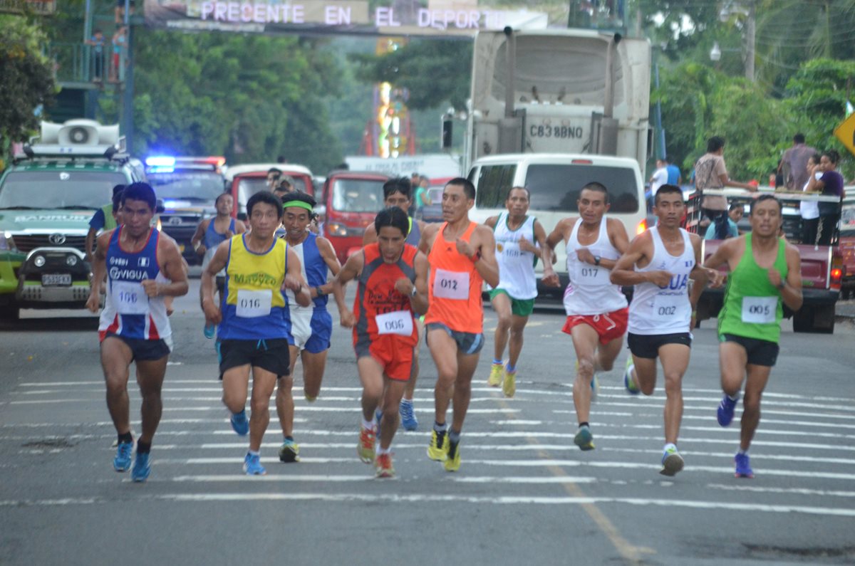 Participantes de carrera recorren calles y avenidas de El Asintal, Retalhuleu. (Foto Prensa Libre: Jorge Tizol)