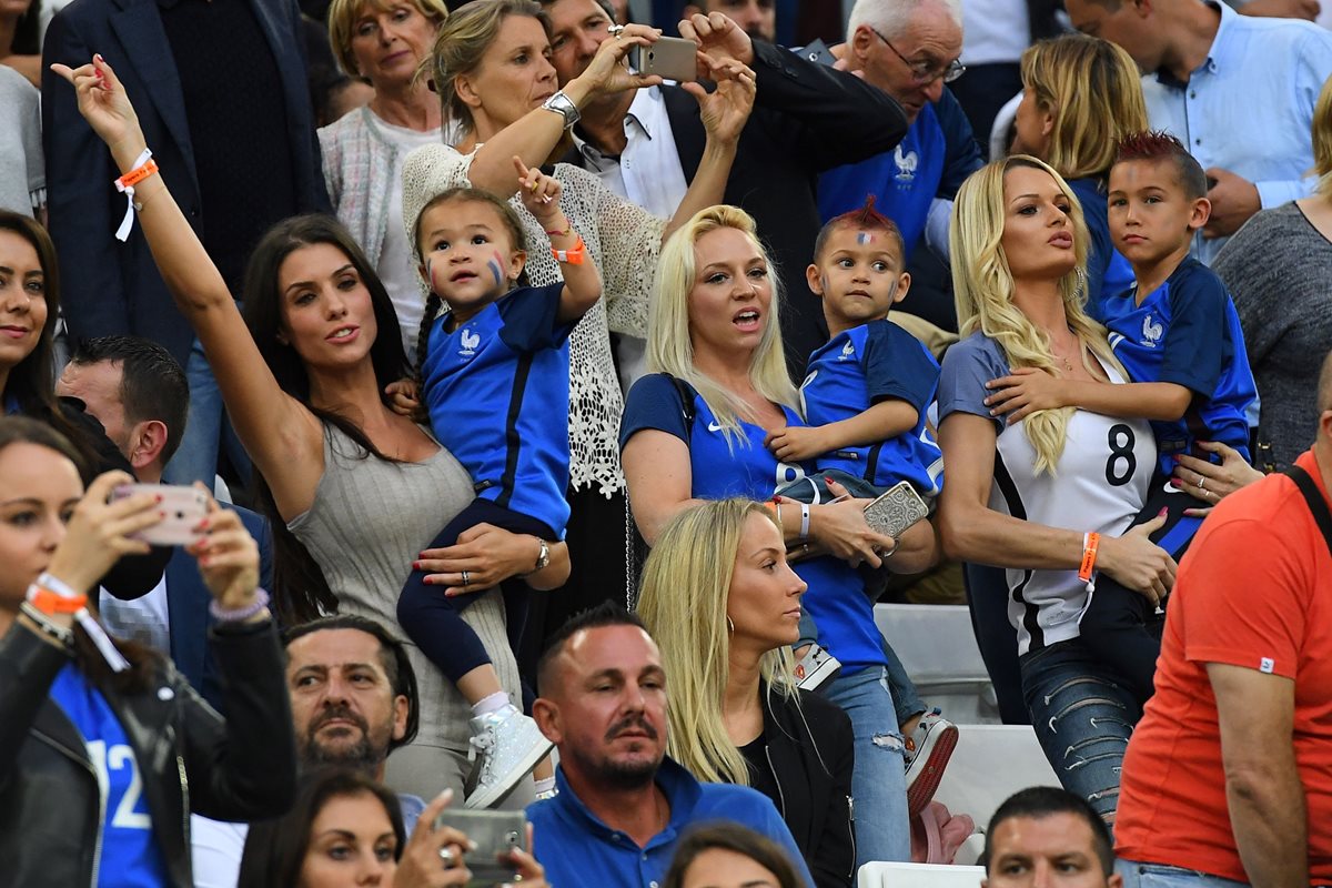 Ludivine Sagna y Ludivine Payet se robaron las miradas en el partido entre Francia y Albania. (Foto Prensa Libre AFP)