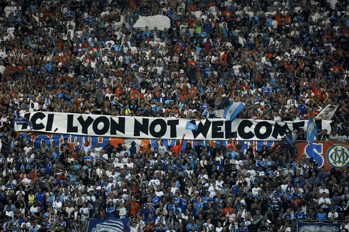 Aficionados de Marsella muestran un letrero donde dice que el Lyon no es bienvenido en su estadio. (Foto Prensa Libre: AFP)
