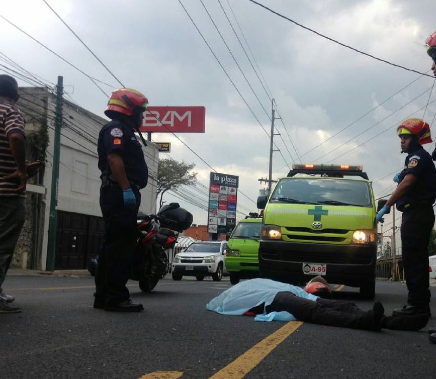 Luis Fernando Azurdia, repartidor de comida rápida, pereció el 1 de mayo último en la 20 calle, zona 10, al ser arrollado por un vehículo. (Foto: CBM)