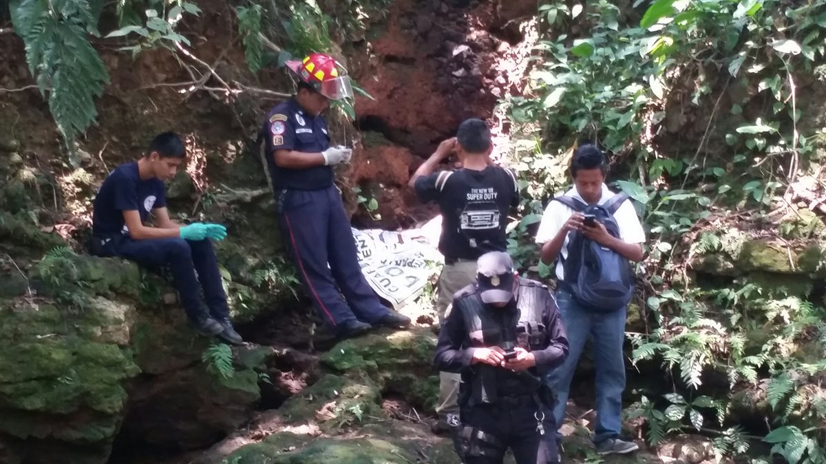El cadáver de un menor fue localizado en un río en Coatepeque, Quetzaltenango; la víctima no ha sido identificada. (Foto Prensa Libre: Alex Cocoy)