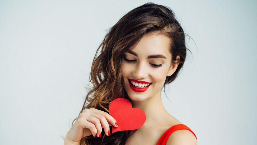 Según Kamvar, con frecuencia las mujeres se sienten más amadas que los hombres. (Getty Images).