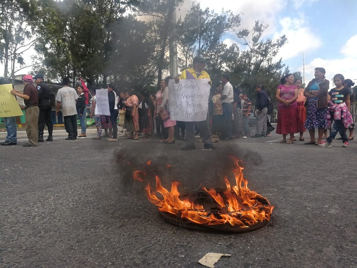 Vecinos del asentamiento El Esfuerzo protestan en el Anillo Periférico y 26 calle, zona 7. Las personas pidieron abastecimiento de agua. (Foto Prensa Libre: Edwin Pitán)