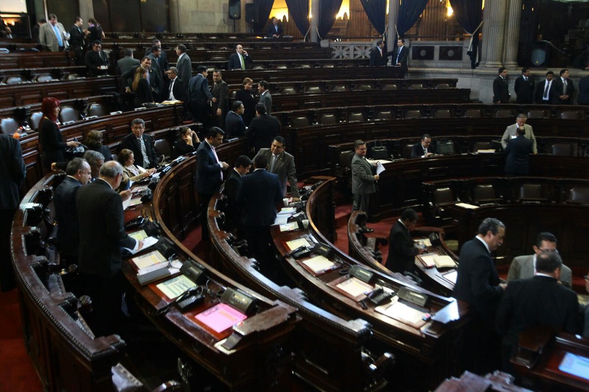 Diputados conversan al inicio de la sesión plenaria. (Foto Prensa Libre: Alvaro Interiano)