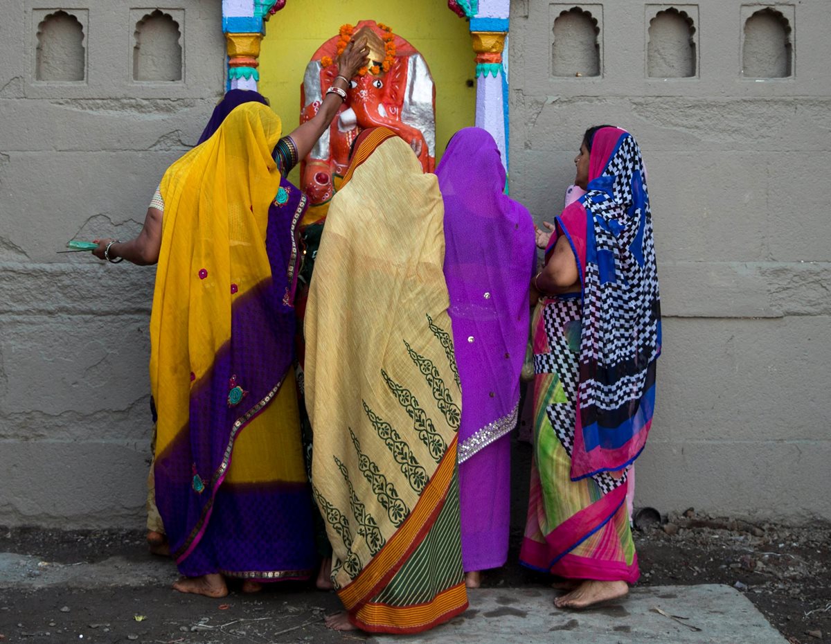 <em>La decisión fue tomada por un consejo de ancianos del estado de Uttar Pradesh, en el norte de la India. (Foto Prensa Libre: AP).</em>