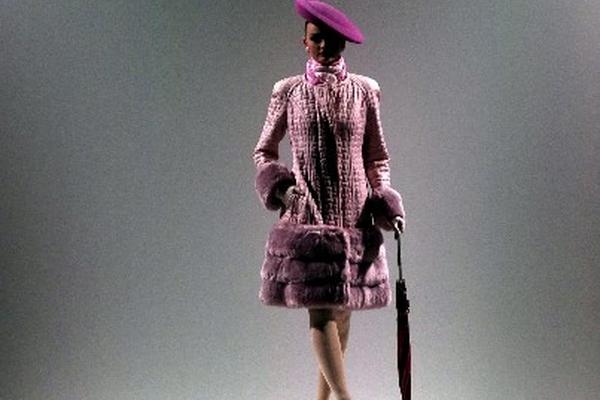 Tendencia monocromática predomina en pasarela. (Foto Prensa Libre: EFE)