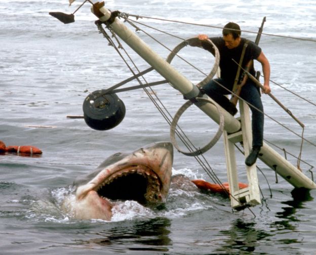 La película "Tiburón" (1975) muestra al tiburón blanco como un asesino vengativo. (GETTY IMAGES)