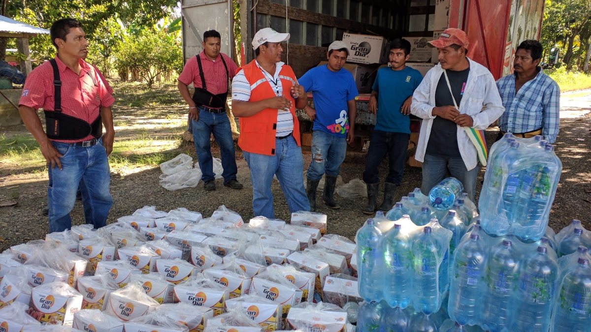 Familias afectadas por las inundaciones en Sayaxche, Petén, reciben víveres. Personal de Conred y Cervecería Centroamericana asisten a comunidades. (Foto Prensa Libre: Rigoberto Escobar)