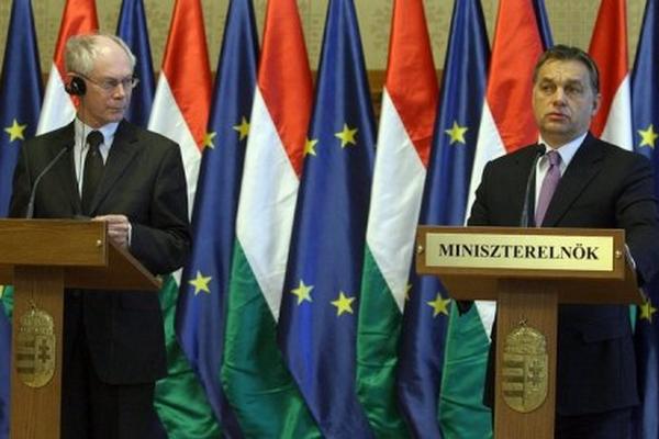 Herman Van Rompuy -izquierda-, con el primer ministro húngaro Viktor Orban, el 21 de diciembre en Budapest
