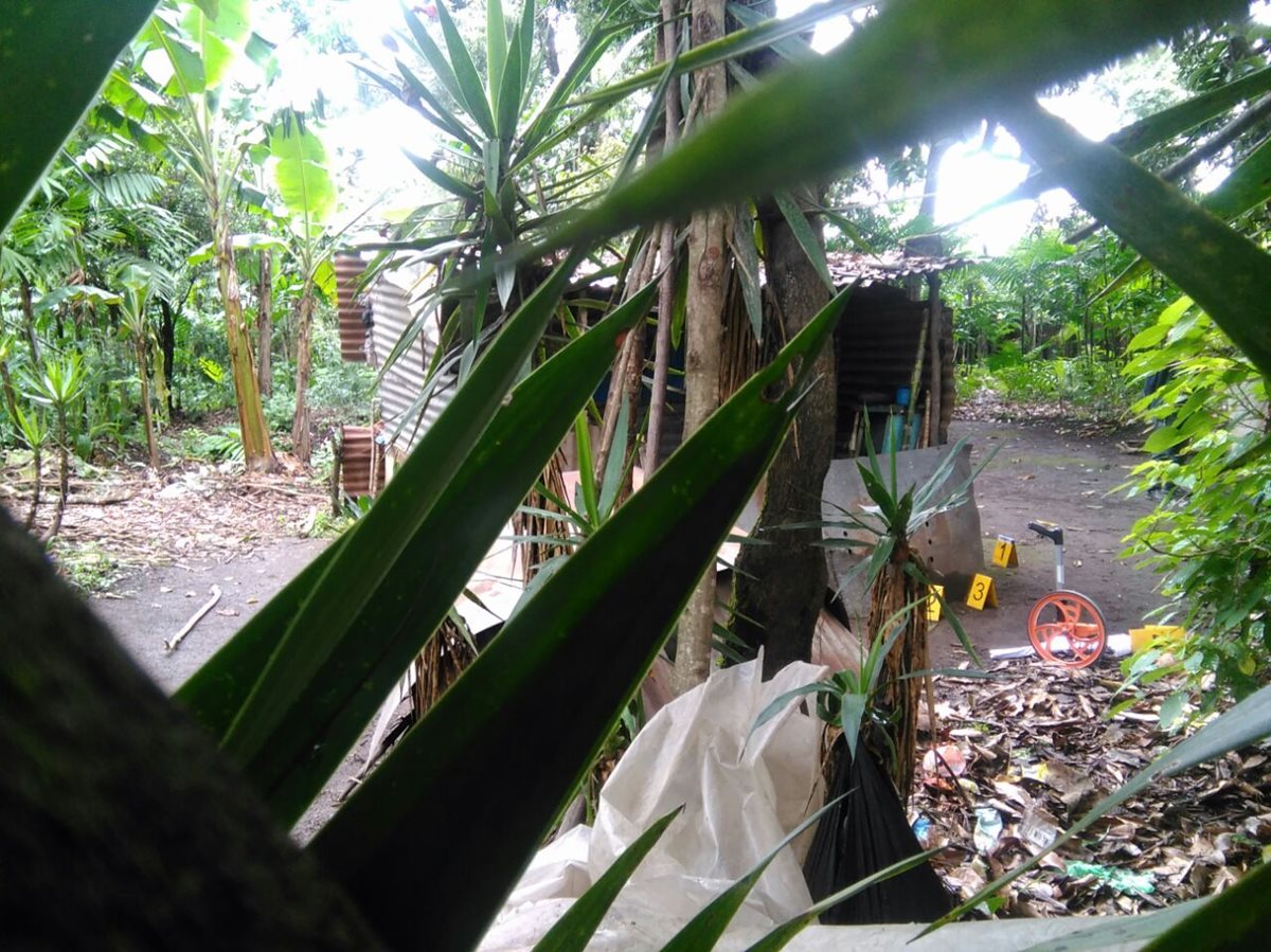 El cadáver de un supuesto ladrón fue localizado adentro de una propiedad privada en Villa Canales. (Foto Prensa Libre: Estuardo Paredes)