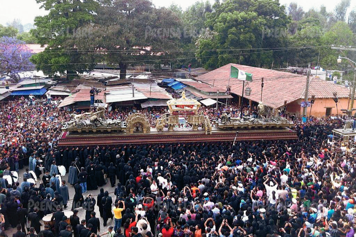 Consagrada imagen del Señor Sepultado de San Felipe de Jesús es llevada en procesión en Antigua Guatemala. (Foto Prensa Libre: Miguel López)