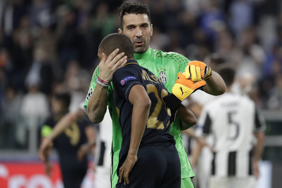 Gianluigi Buffon abraza Kylian Mbappe al finalizar el encuentro. (Foto Prensa Libre: AP)