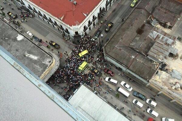 Autopatrullas y ambulancias en la 7 avenida y 9 calle de la zona 1. (Foto: @vichoguate)<br _mce_bogus="1"/>