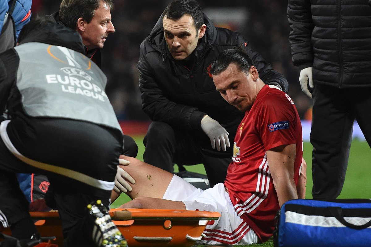 Zlatan Ibrahimovic tuvo que abandonar el terreno de juego. (Foto Prensa Libre: AFP)
