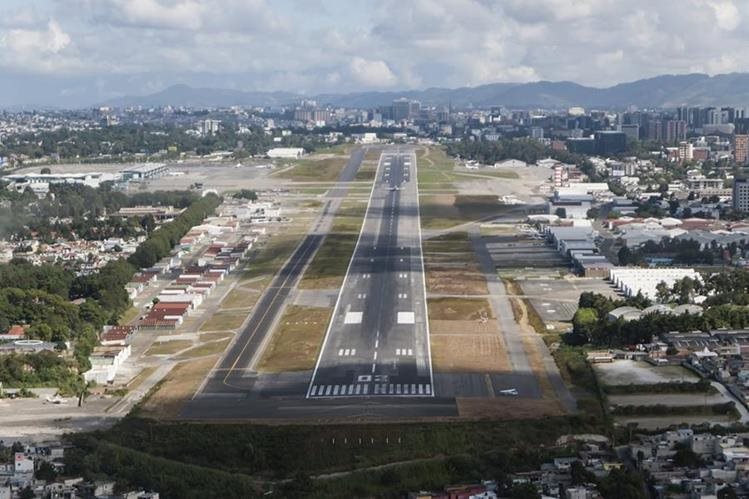 Vista de la pista de aterrizaje del Aeropuerto Internacional La Aurora. (Foto Prensa Libre: Hemeroteca PL)