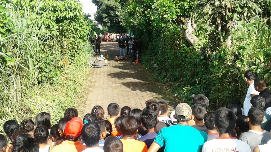 Vecinos de San Gabriel, Suchitepéquez, observan la escene de triple crimen. (Foto Prensa Libre:Melvin Popá)