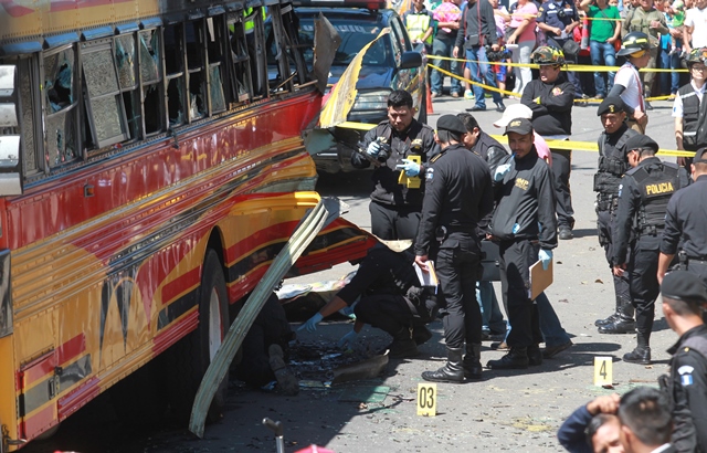 El bombazo dentro del bus ocurrió el domingo 6 de marzo en San José Pinula. (Foto Prensa Libre: Hemeroteca PL)