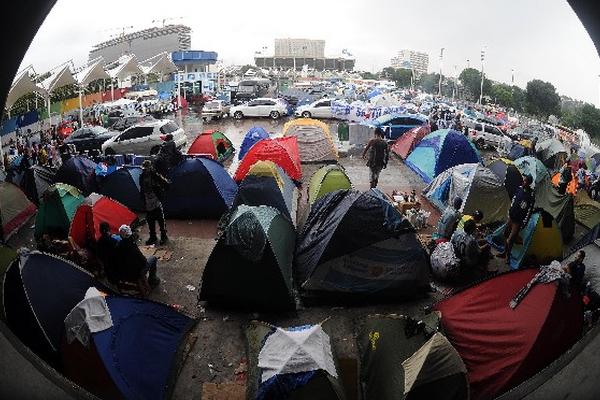 Aficionados argentinos tienen campamento en las calles de Río de  Janeiro, en espera de la final del Mundial de Brasil 2014 entre  Argentina y Alemania. (Foto Prensa Libre: Romeo Ríos)