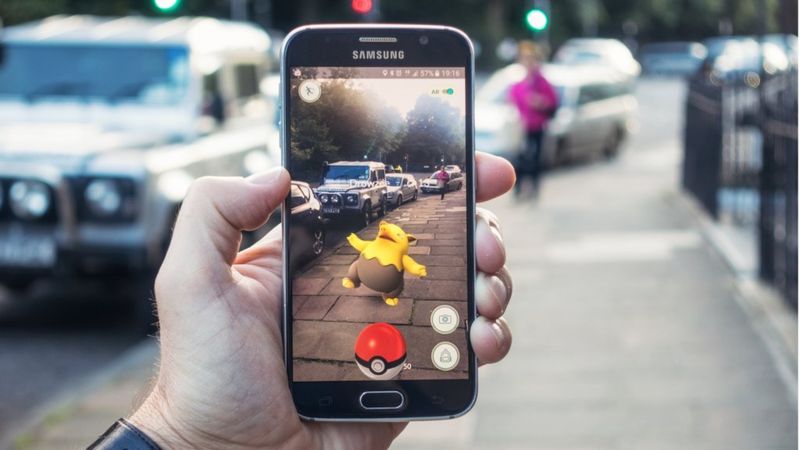 Pokémon Go es un ejemplo de realidad aumentada. GETTY IMAGES