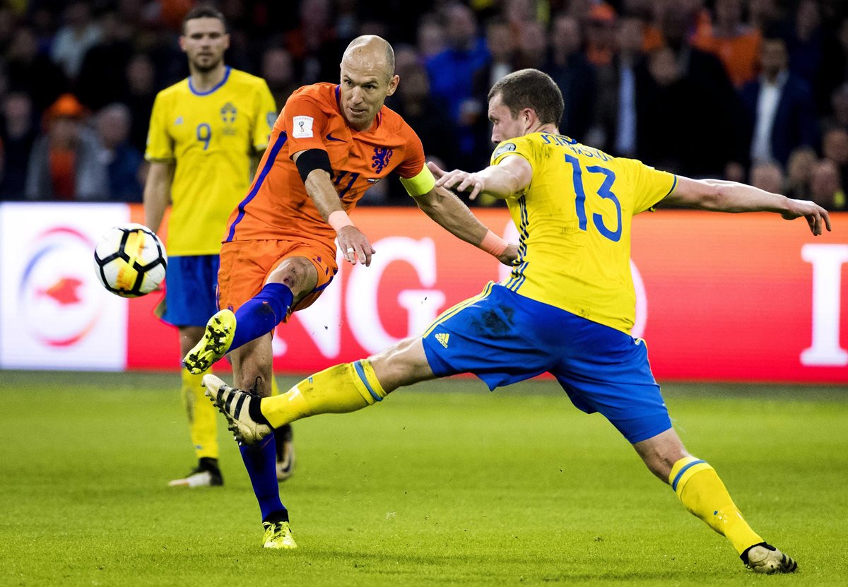Arjen Robben (i) disputa un balón frente con Jakob Johansson, de Suecia. (Foto Prensa Libre: EFE).
