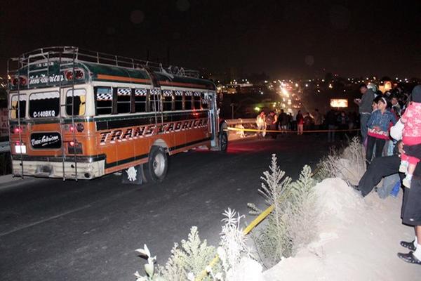 Un ataque a un bus en Xelajú dejó un piloto muerto la semana pasada, por lo que empresarios entraron en paro hoy. (Foto Prensa Lilbre: Carlos Ventura)