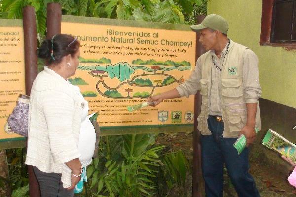 La administración del parque es compartida por el Conap, el  Inguat, comunidades y la comuna.