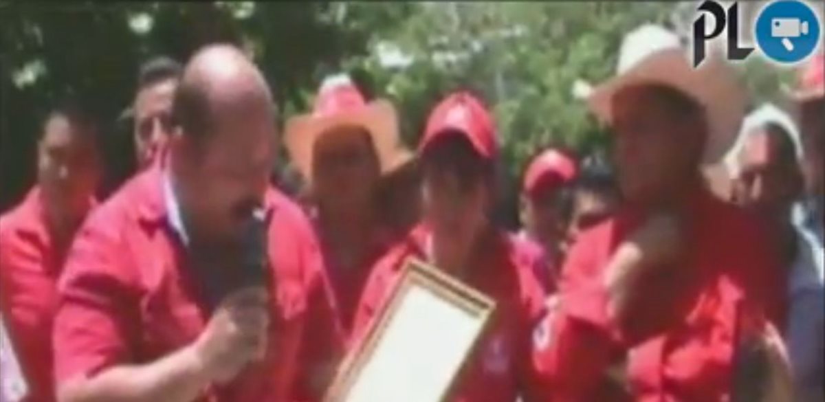 Juan Vanegas, alcalde de Chiquimula y el diputado Baudilio Hichos inauguran una obra en Chiquimula. (Foto Prensa Libre)