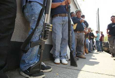 Cientos de guatemaltecos   llegan a diario con sus armas al Digecam, en la 32 calle 18-80 zona 5 capitalina,  para tramitar el  permiso de portación, registro y tenencia.