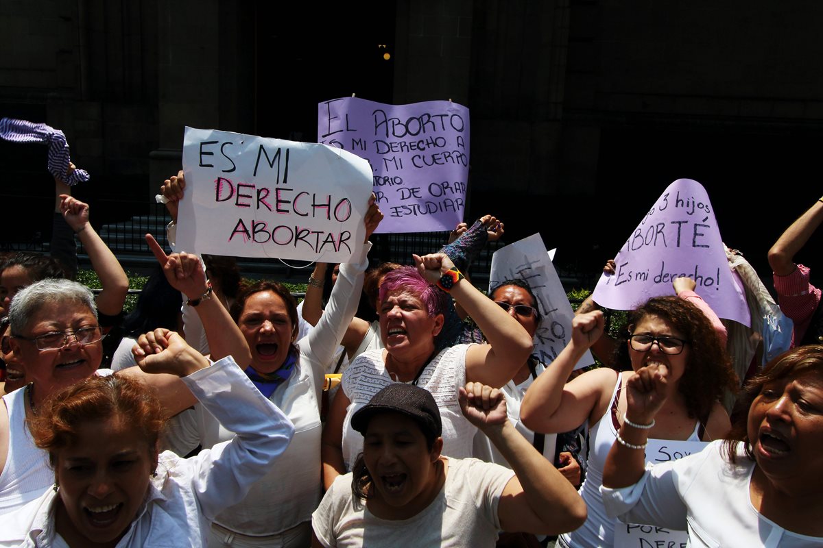 Un grupo de mujeres protesta a favor del aborto frente a una corte judicial de México. (Foto Prensa Libre: AFP).