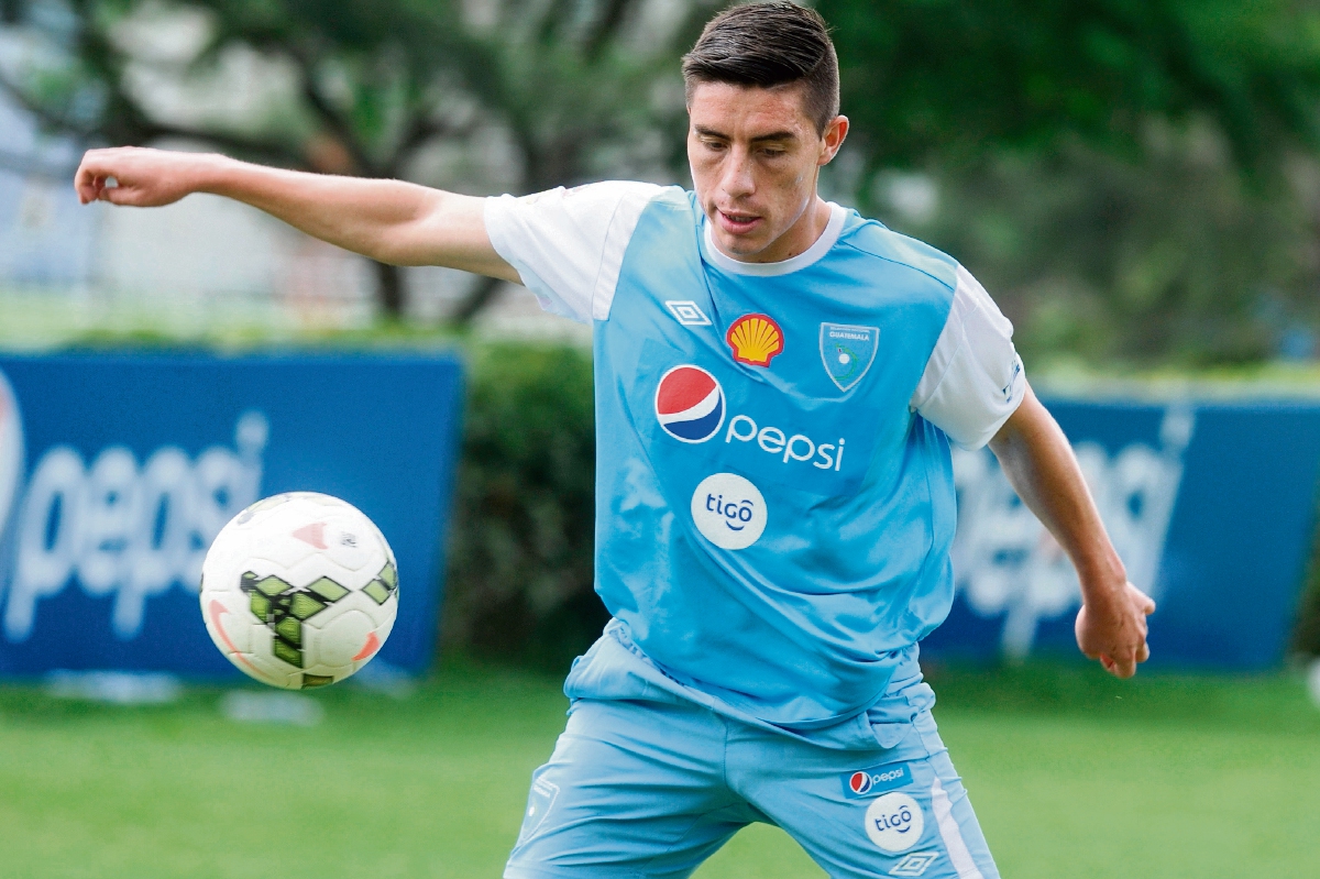 ELÍAS VÁSQUEZ participa en la primera práctica con la Selección Nacional, ayer, en el Proyecto Goal. (Foto Prensa Libre: FRANCISCO SÁNCHEZ)
