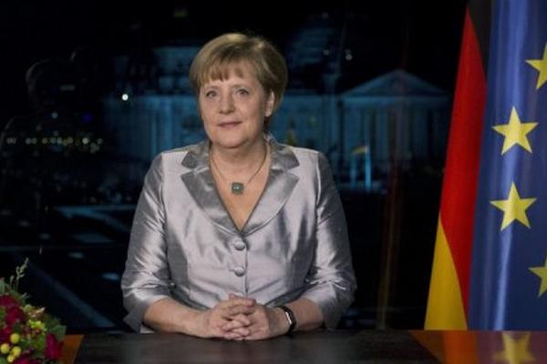 Angela Merkel  ofreció un discurso el domingo último para recibir al nuevo año. (Foto Prensa Libre: AFP)