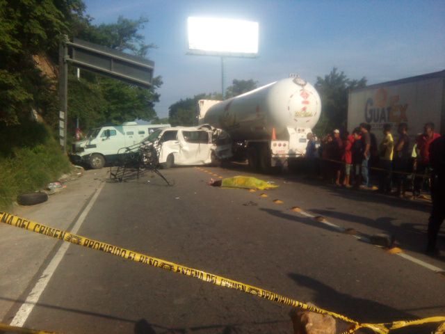 El cuerpo de una de las víctimas de un accidente de tránsito yace en el km 147 de la ruta al Atlántico, en la cabecera de Zacapa. (Foto Prensa Libre: Víctor Gómez)