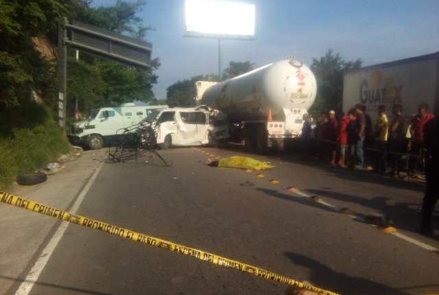 El cuerpo de una de las víctimas de un accidente de tránsito yace en el km 147 de la ruta al Atlántico, en la cabecera de Zacapa. (Foto Prensa Libre: Víctor Gómez)
