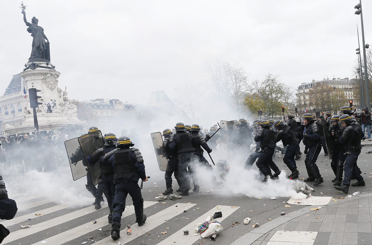 Policías antidisturbios se enfrentan a manifestantes en París, Francia. (Foto Prensa Libre: EFE).
