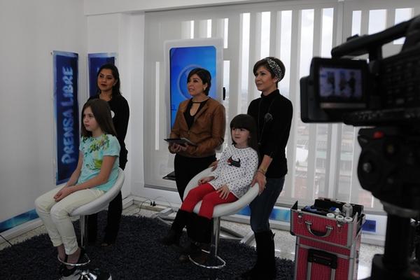 <p style="text-align: left;">Ana Patricia  Guzmán y  Brenda Bardales, de Make Up Academy, junto a las niñas Adriana y Mía, durante El Consultorio. (Foto Prensa Libre: Áxel Vicente)