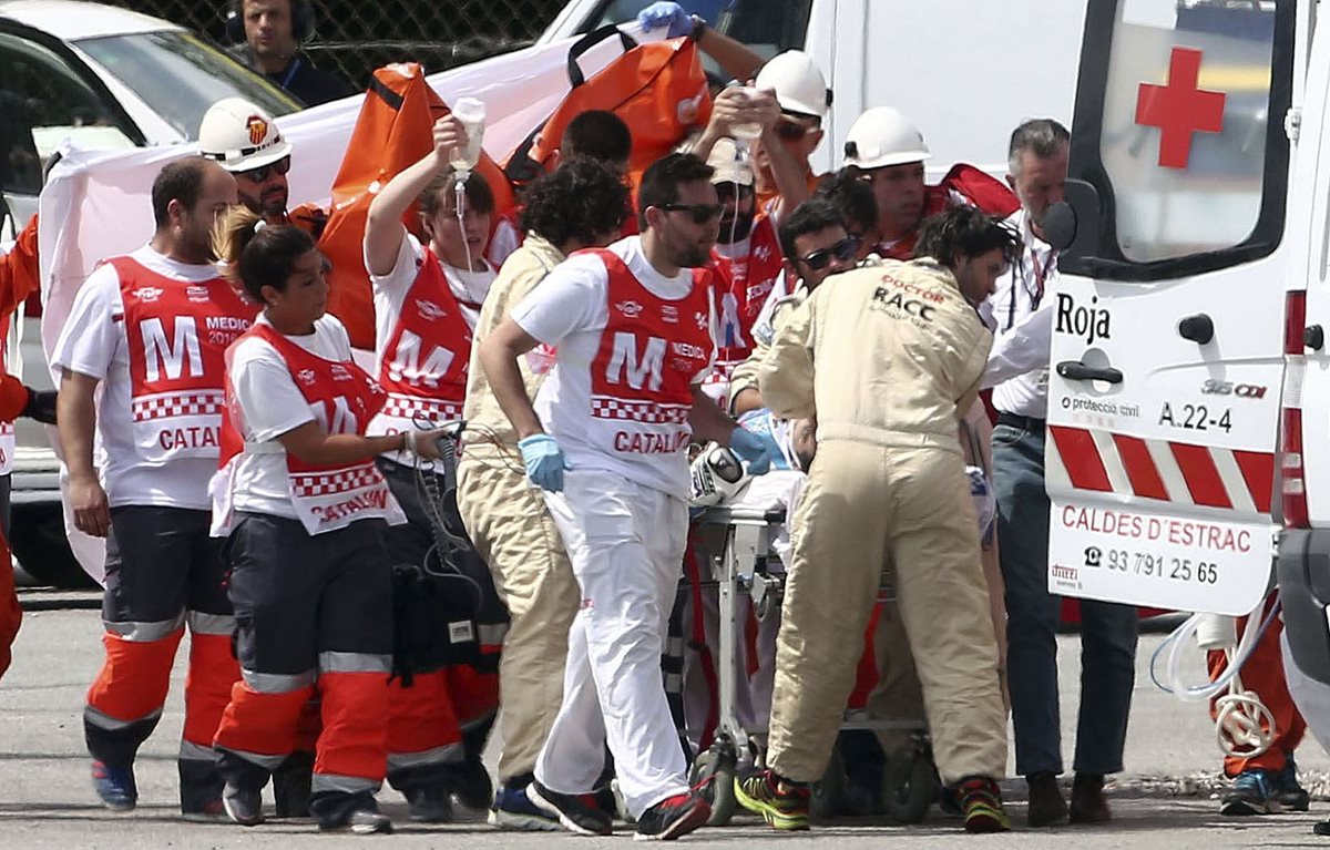 El piloto español Luis Salom fue atendido después del accidente pero murió minutos después. (Foto Prensa Libre: EFE)